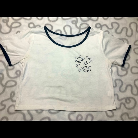 Tops - White crop top with design.